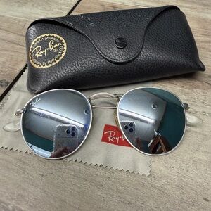 Ray-Ban Silver Mirrored Round Metal Sunglasses for unisex